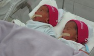Hai bé trai trong ca sinh 5 đã được về với mẹ