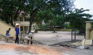 Xe tải kéo sập cổng trường tiểu học, 4 người bị đè chết
