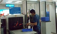 Cơ trưởng mang roi điện lên máy bay