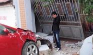 Toyota Venza tông sập cổng nhà ven đường