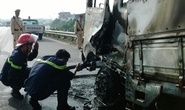 Hà Nội: Xe tải bỗng dưng bốc cháy trên cầu Thanh Trì
