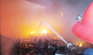 Trung tâm văn hóa tỉnh Quảng Bình bốc cháy dữ dội