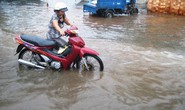 Nhiều tuyến đường ở TPHCM ngập nặng vì triều cường