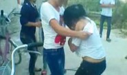 Nữ sinh bị đánh, xé áo trước cổng trường