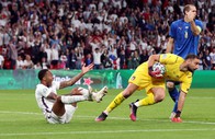 Màn diễn chói sáng của Donnarumma