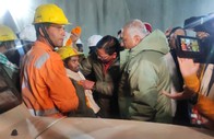 Cứu được 41 công nhân Ấn Độ mắc kẹt 17 ngày trong đường hầm