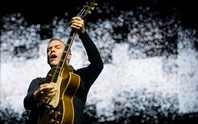 Danh ca Bryan Adams mắc Covid-19 hai lần trong tháng