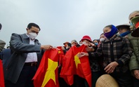 Ngư dân Hà Tĩnh xúc động nhận cờ Tổ quốc từ Báo Người Lao Động trao tặng