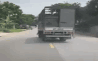 Mặc xe cứu thương hú còi xin vượt, tài xế xe tải vẫn chèn ép suốt gần 10 km