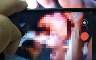 Gửi clip “nóng” cho người tình trẻ xem, người phụ nữ U50 liên tục bị tống tiền