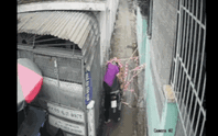 CLIP: Người đàn ông tháo dây để vào khu có 4 F0 ở Hóc Môn