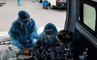 Xúc động hình ảnh 2 nữ tình nguyện viên ôm F0 vào bệnh viện cấp cứu