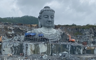 Ngắm tượng Phật khổng lồ giữa mỏ đá chưa hoàn thổ