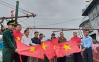 Trao 10.000 lá cờ Tổ quốc cho ngư dân tỉnh Quảng Trị