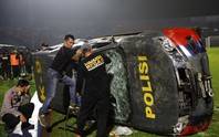 CLIP: Bạo động trên sân bóng ở Indonesia, nhiều người chết và nguy kịch