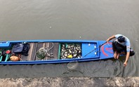 Clip: Ngang nhiên chích điện bắt cá trên kênh Nhiêu Lộc - Thị Nghè