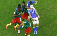 Thua sốc Cameroon, Brazil thẳng tiến vòng 1/8