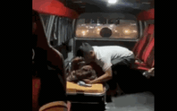 CLIP: Chồng ôm vợ nguy kịch trên xe cứu thương rồi thề bỏ nhậu