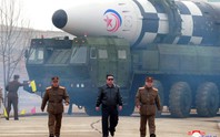Tổng thống Hàn Quốc vừa chìa cành ô liu, Triều Tiên bắn liền 2 tên lửa