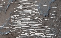 NASA chụp được bậc thang băng ở hành tinh khác: Nơi sự sống ẩn mình?