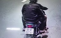 CLIP: Hai tên trộm liều lĩnh trộm xe máy ngay sát trụ sở công an phường