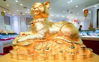 Cận cảnh tượng mèo bằng vàng 9999 khổng lồ nặng 48 kg