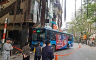 Xe buýt bất ngờ lao lên vỉa hè tông vào nhà dân, nhiều người bị thương