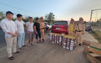Lực lượng CSGT phát hiện bí mật bên trong các thùng sữa