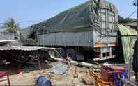 Xe tải lao vào quán cà phê rồi tông sập nhà dân, ít nhất 5 người đi cấp cứu