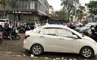 Chiếc ôtô bị dán băng vệ sinh khi đỗ sai dưới lòng đường