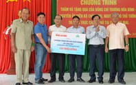 Trao 300 triệu đồng hỗ trợ người dân 2 xã khó khăn ở Quảng Ngãi