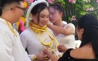 Cô dâu đeo vàng trĩu cổ, nhận 5 tỉ đồng trong ngày lễ nạp tài
