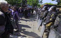Đụng độ lớn ở Kosovo, hàng chục binh sĩ NATO bị thương, Serbia báo động quân đội