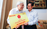 Mai vàng tri ân thăm, tặng quà GS Vũ Minh Giang và nhà thơ Vũ Quần Phương