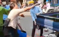 Bị tịch thu phương tiện lấn chiếm vỉa hè, 3 phụ nữ ném chén bát tung tóe