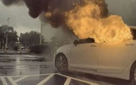 Mỹ: Mẹ để 2 con nhỏ trong ôtô rồi đi trộm cắp, xe bốc cháy dữ dội