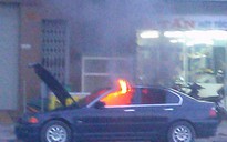 Xe BMW bốc cháy trên phố