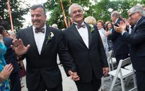Chính trị gia Mỹ đầu tiên kết hôn đồng tính