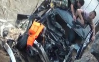 Mưa lớn, cầu sập, xe cưới lọt sông