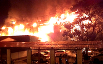 Hà Nội: Cháy nổ dữ dội quán bar, hàng trăm người hoảng loạn tháo chạy