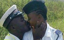 Cảnh sát bị sa thải vì… một nụ hôn