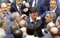 Nghị sĩ Thổ Nhĩ Kỳ cấu xé nhau trong cuộc họp quốc hội