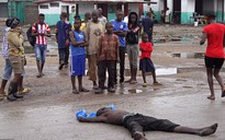 Thi thể nạn nhân Ebola bị chó ăn thịt ở Liberia