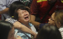 AirAsia QZ8501: Tiếng khóc thảm thiết của người nhà nạn nhân