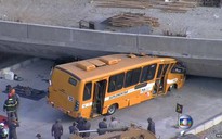 Cầu vượt phục vụ World Cup đè nát xe buýt, 22 người thương vong