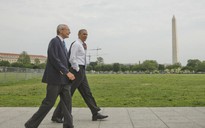 Ông Obama khoác áo đi dạo công viên
