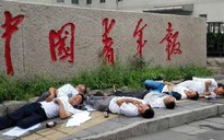7 người uống thuốc trừ sâu trước trụ sở báo Thanh niên Trung Quốc