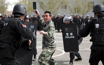 Bạo lực bùng phát sau vụ tấn công đẫm máu ở Tân Cương