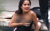 Salma Hayek chật vật giữ đầm ướt nước