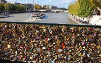 Paris đau đầu vì “khóa tình yêu”